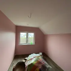 Świeżo pomalowane na różowo ściany, gotowe do odbioru. Zastanawiasz się, ile kosztuje malowanie pokoju?