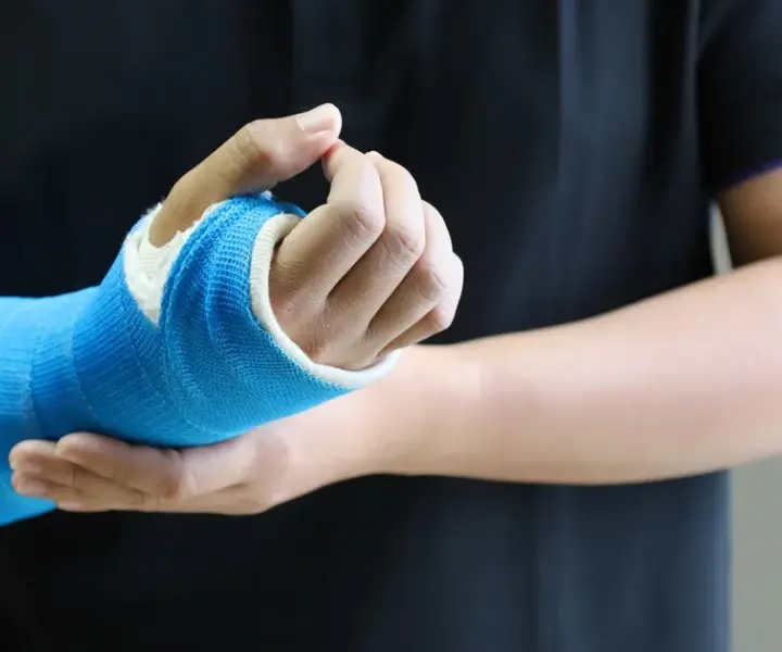 Co to jest gips? Odkryj właściwości i zastosowania tego minerału
