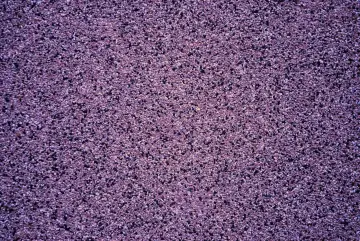 Fioletowy tynk mozaikowy o drobnej ziarnistości. Wydajność 25 kg na ok. 5-7 m², zależnie od grubości warstwy.