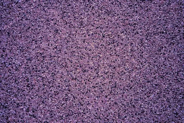 Fioletowy tynk mozaikowy o drobnej ziarnistości. Wydajność 25 kg na ok. 5-7 m², zależnie od grubości warstwy.